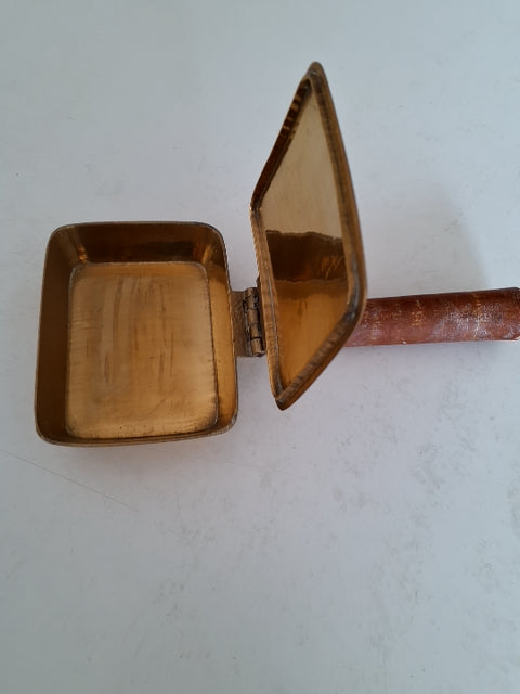 Askebæger i messing med træhåndtag